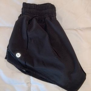Lululemon hotty hot low-rise lined short 2.5”